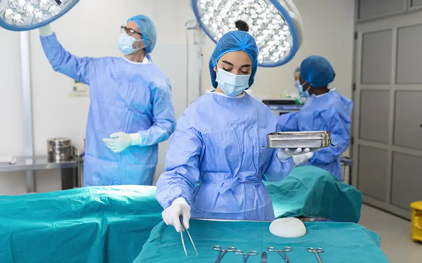 Imagen ilustrativa, médico escribiendo en una planilla