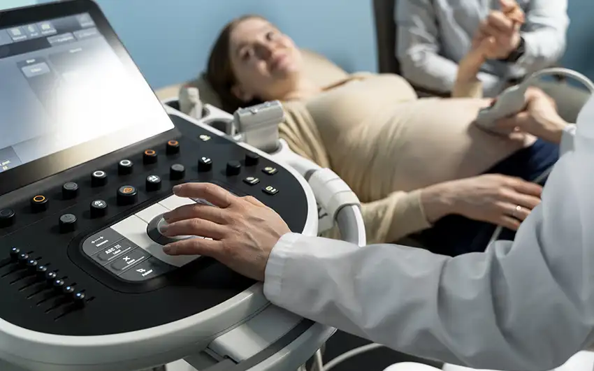 Ecografía a una mujer embarazada