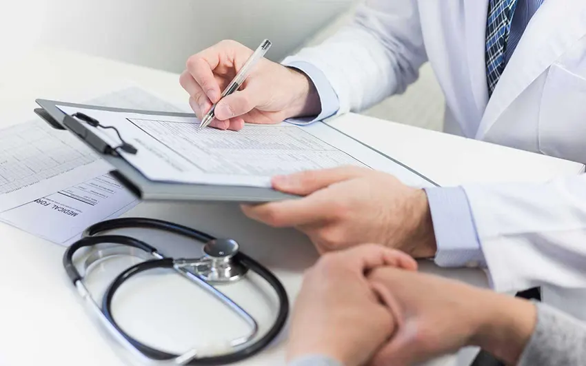 Imagen ilustrativa, médico escribiendo en una planilla